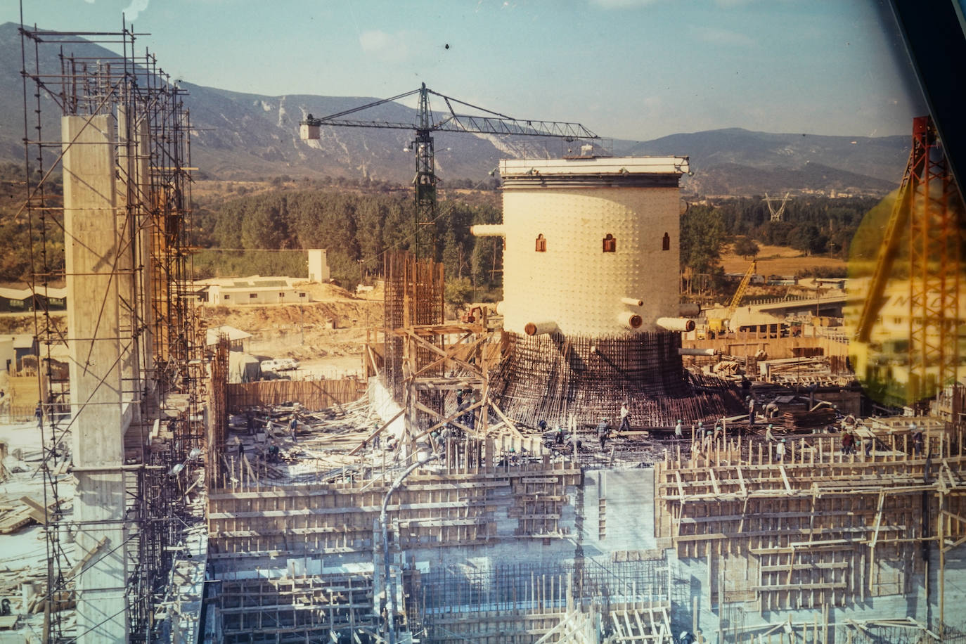 Imagen secundaria 2 - Imágenes de archivo de la construcción de la central nuclear.