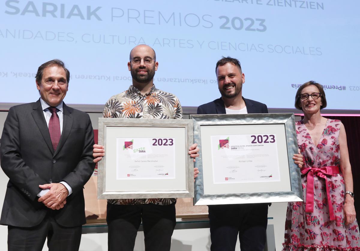 Txomin García, presidente de LABORAL Kutxa; los premiados Beñat Garaio y Kirmen Uribe; y la presidenta de Eusko Ikaskuntza, Ana Urkiza.