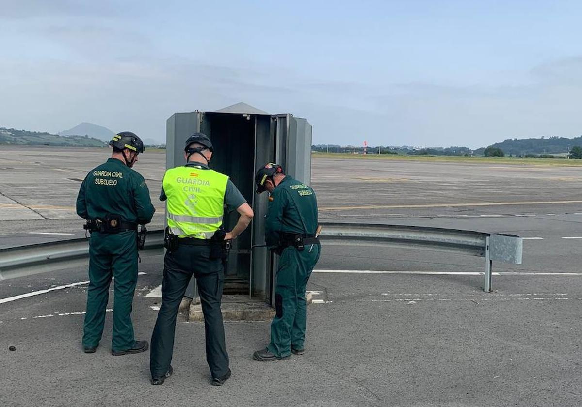 Efectivos de la Guardia Civil en el aeropuerto de Loiu.