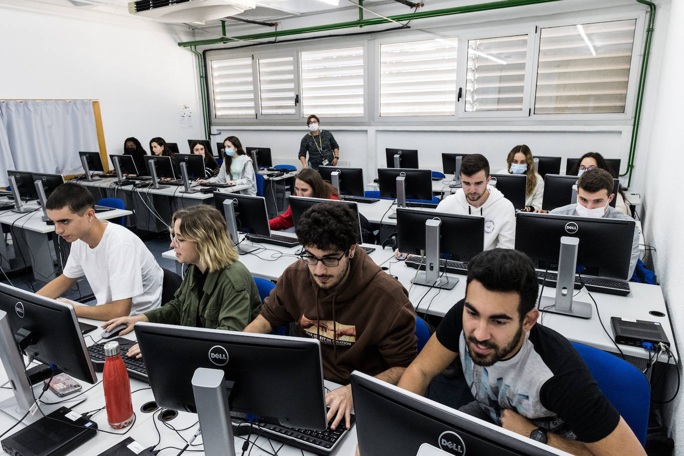 Los universitarios vascos cobran 1.677 euros a los tres años de graduarse