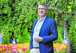 El exlehendakari, que durante el último año ha ejercido de portavoz del PSOE en el Congreso, posa ayer en la Plaza Moyúa de Bilbao antes de la entrevista