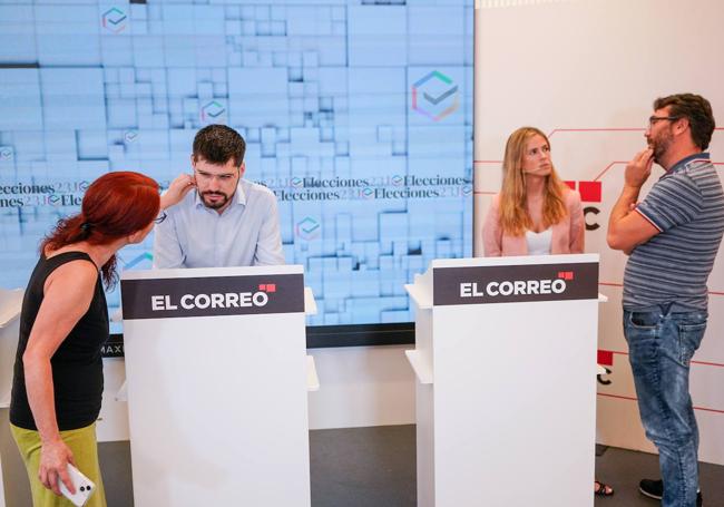 Lander Martínez y Bea Fanjul, junto a sus asesores minutos antes del comienzo del debate.