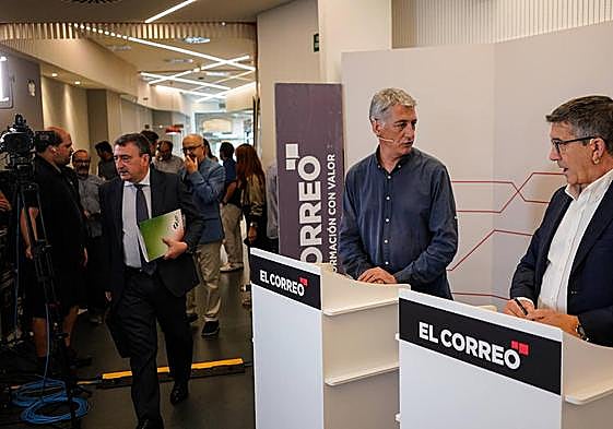 Oskar Matute y Patxi López conversan antes del inicio del debate mientras Aitor Esteban entra en el plató.