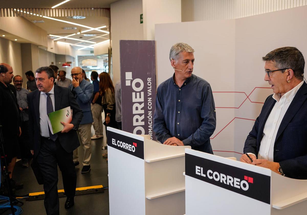 Oskar Matute y Patxi López conversan antes del inicio del debate mientras Aitor Esteban entra en el plató.