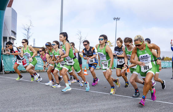 Salida de la edición de la pasada edición del duatlón de Vitoria.