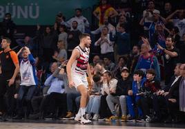 Giedraitis, intantes después de su triple ganador en la cancha del Efes.