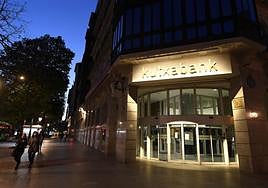 Imagen de la sede de kutxabank en el centro de Bilbao.