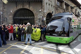 Protesta de trabajadores de Euskotren frente a Atxuri, en una imagen de archivo.