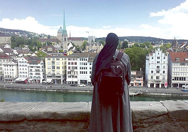 Una monja contempla la panorámica de Zúrich