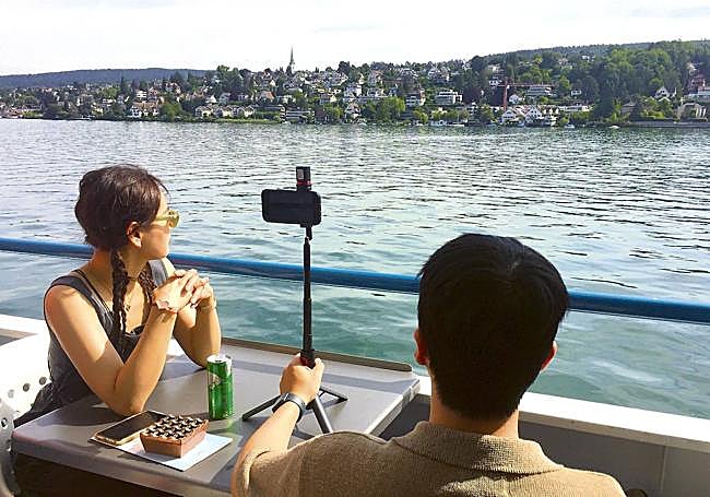 Turistas en el crucero por el lago