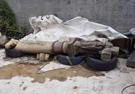 Estado en el que se encontraba la cruz calvario de Mendekano en el hangar municipal tras su retirada para trasladarda a un taller de restauración.