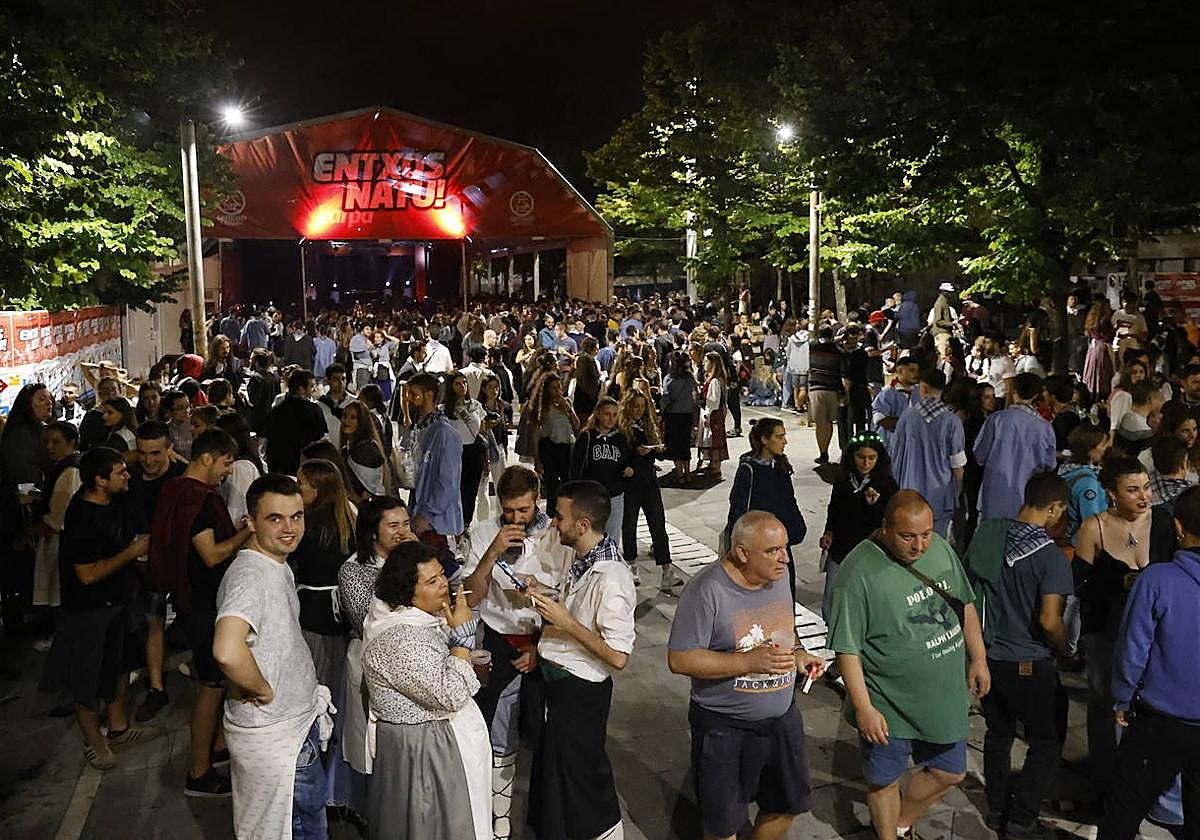 Cientos de personas se divierten en las txosnas de La Blanca el pasado año.