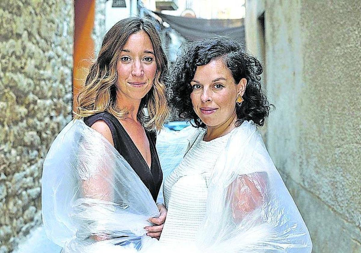 Ane Pikaza y María Goiricelaya, en Olite.