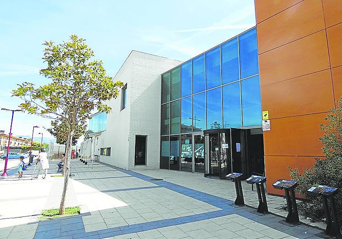 Entrada del polideportivo El Mazo.