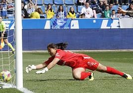 Jana trata de evitar un gol ante el Atlético en Mendizorroza.