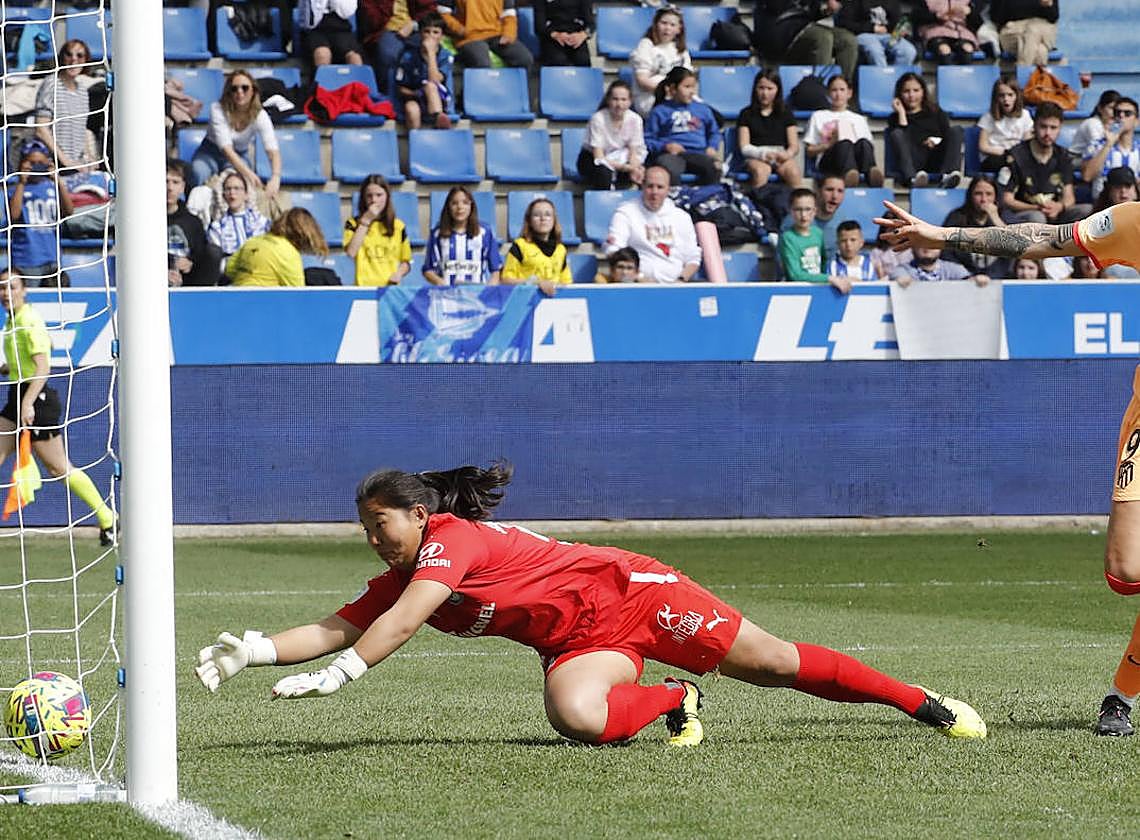Jana trata de evitar un gol ante el Atlético en Mendizorroza.