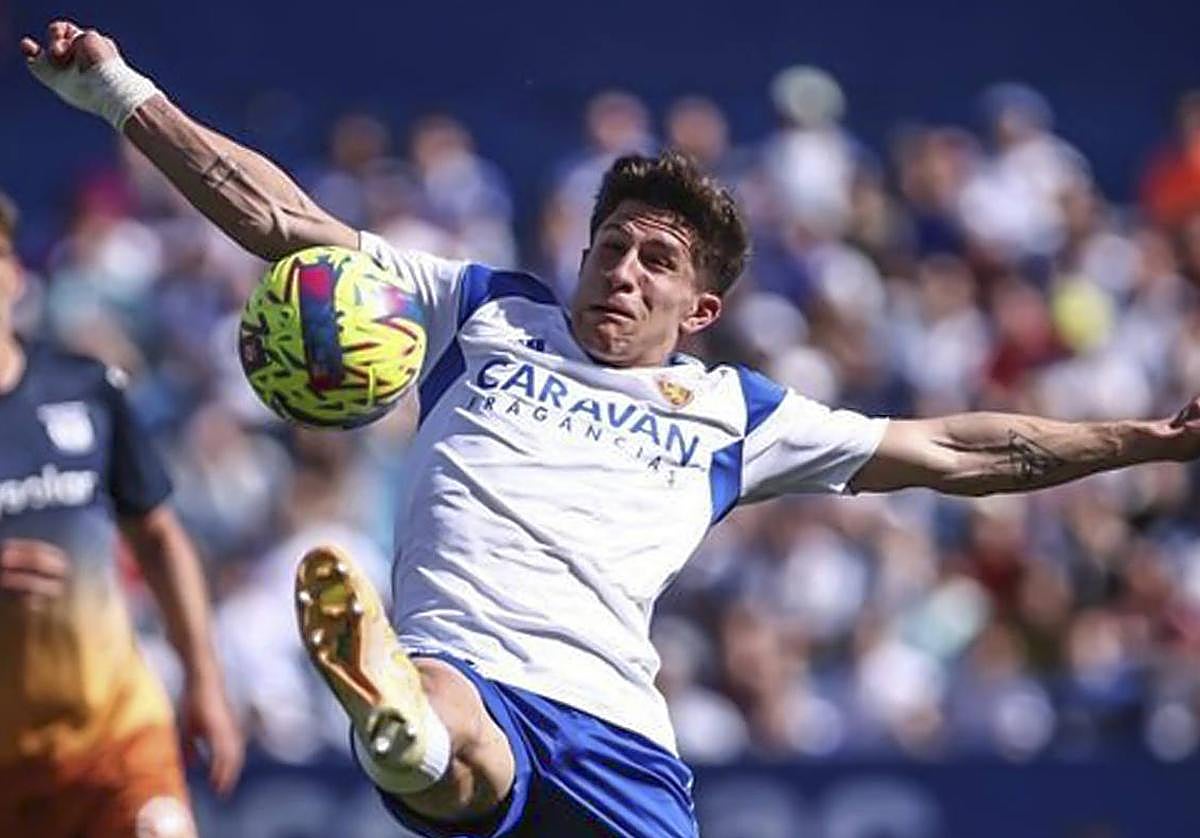 Simeone hace un escorzo para controlar el balón en un partido con el Zaragoza.