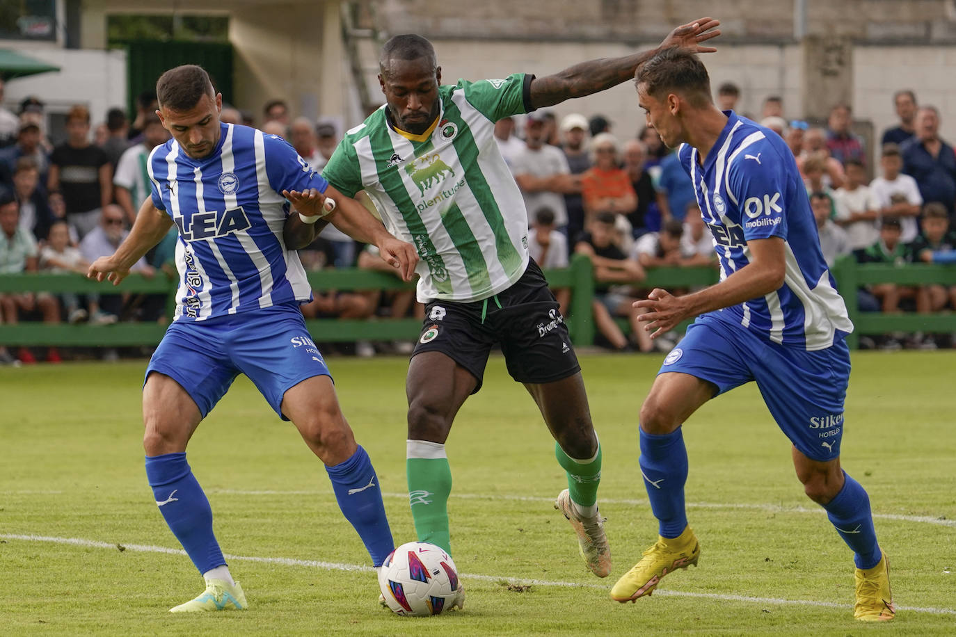 Victoria del Alavés frente al Racing en el primer amistoso de la temporada