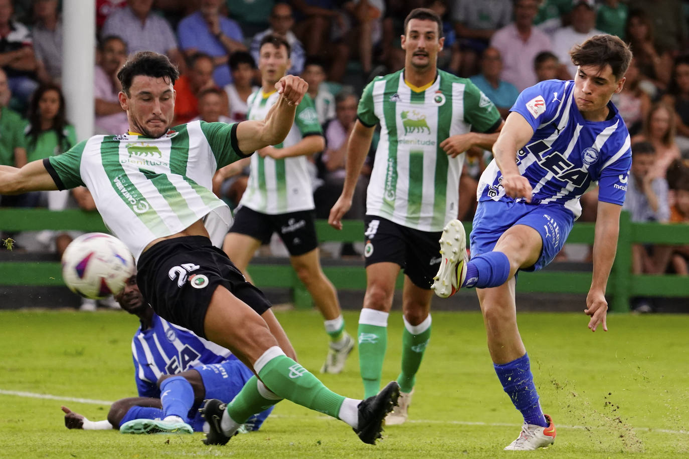 Victoria del Alavés frente al Racing en el primer amistoso de la temporada