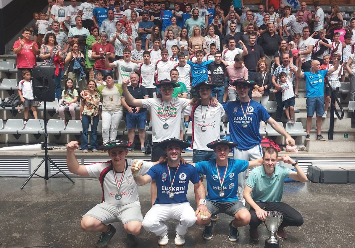 Los pelotaris y el técnico de Markina junto a sus seguidores en el frontón de Zumarraga.