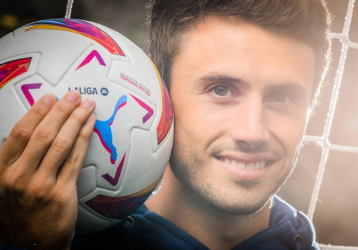Ander Guevara sonríe con el balón.