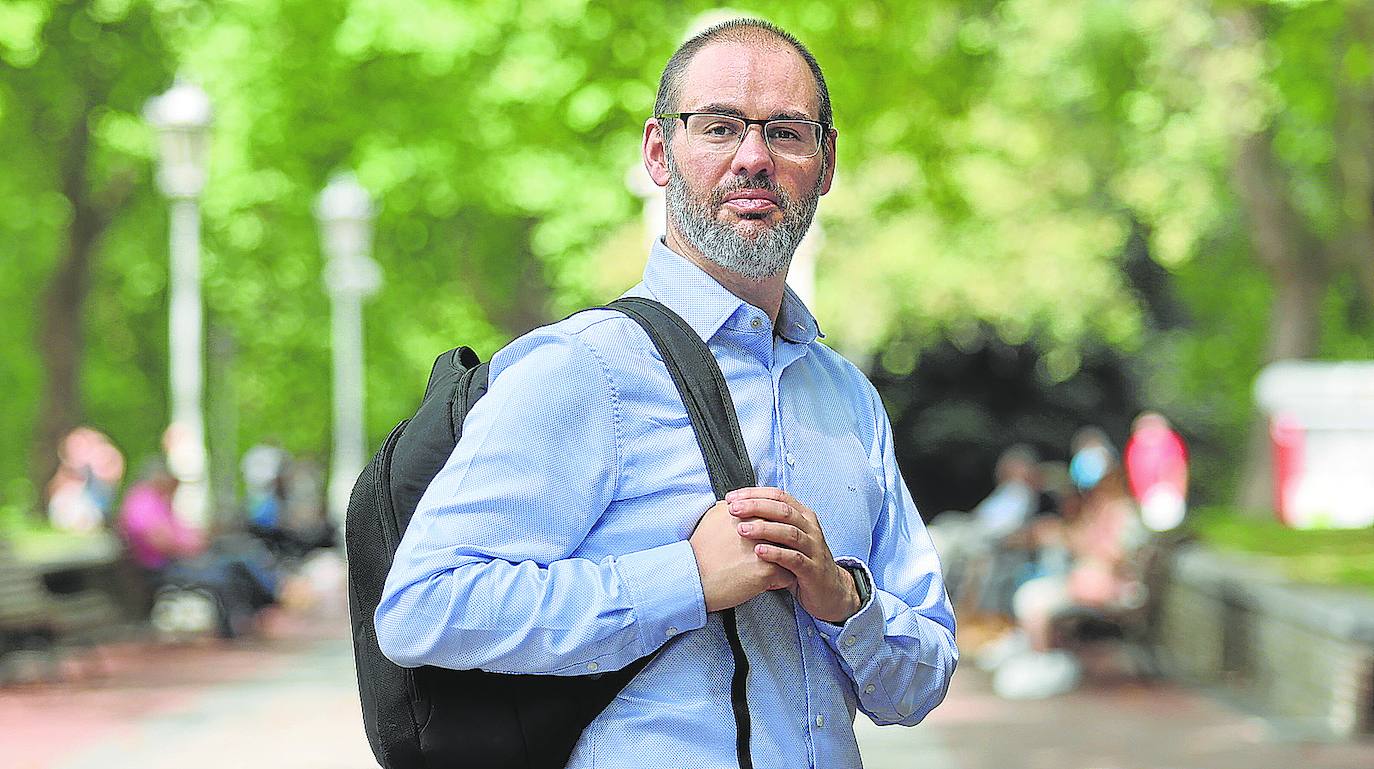 Unai Ansejo, confundador de Indexa, en el Parque de Doña Casilda en Bilbao.