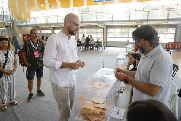 En Vitoria ha votado el cabeza de lista de Sumar por Álava, Guillermo Presa. Lo ha hecho en el centro cívico Hegoalde a las 10.30 horas. 