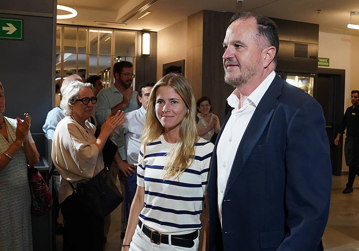 Carlos Iturgaiz, junto a la cabeza de lista por Bizkaia, Bea Fanjul, tras el recuento.