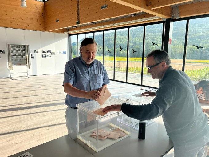 Jose Antonio Suso, presidente del Araba Buru Batzar ya ha ejercido su derecho a votar antes de las nueve y media de la mañana. Lo ha hecho en el colegio electoral de Maeztu.