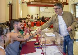 Patxi López vota en un colegio vizcaíno.