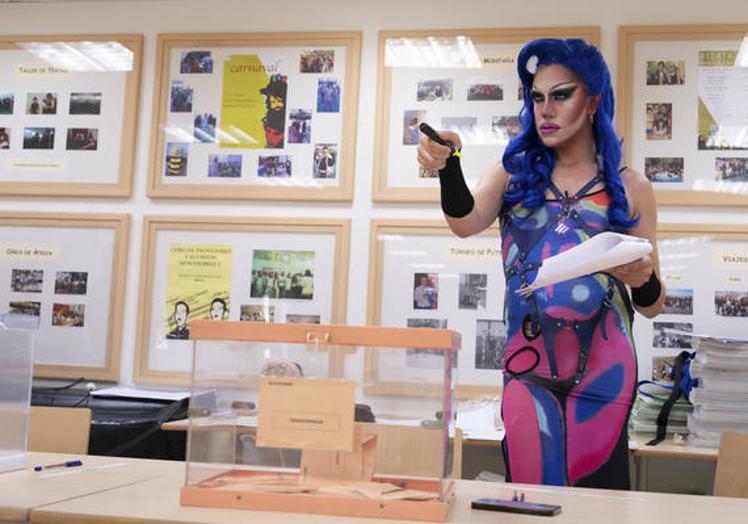 Imagen principal - Una 'drag queen' en una mesa electoral en Madrid, una monja votando en Bilbao y abanicos por el calor en la capital vizcaína.
