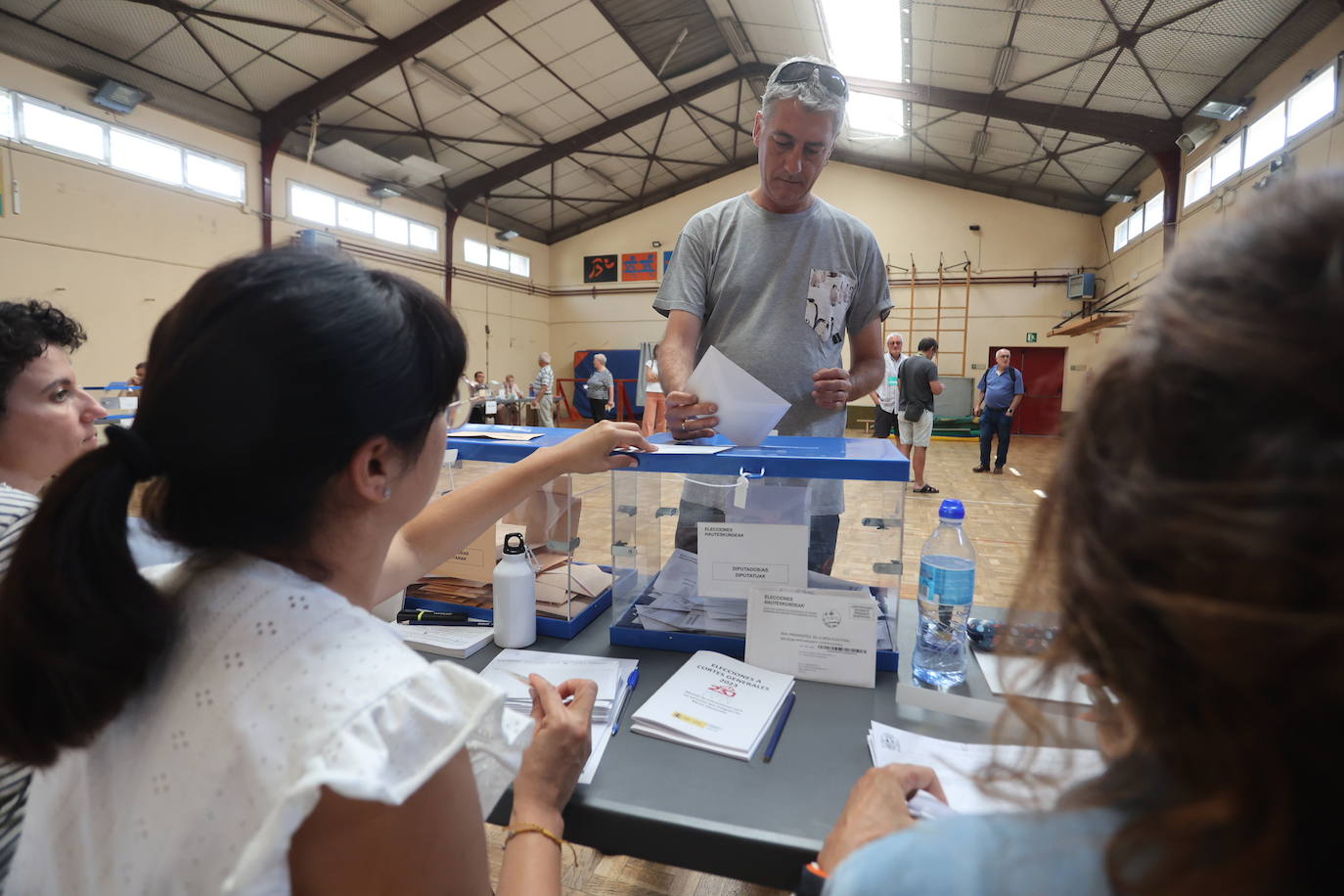Oskar Matute, cabeza de lista de EH Bildu por Bizkaia, ha votado en Barakaldo a las 11.00 horas.