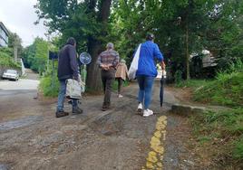 Varios vecinos de Axpe y Abiñaburu de Busturia se quejan del mal estado de la calle de su barrio.