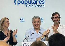 Javier De Andrés, junto a Iñaki Oyarzábal y Ainhoa Domaica, este domingo en la sede del PP de Vitoria tras el recuento.