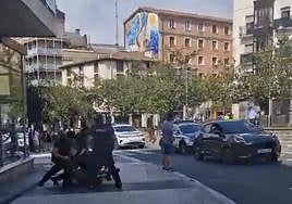Ertzainas reducen a uno de los dos detenidos, ayer domingo.