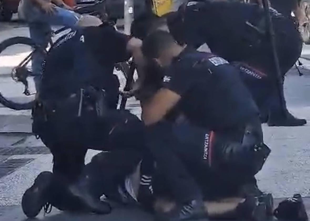 Ertzainas reducen a uno de los dos detenidos, ayer domingo.