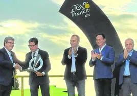 Juan María Aburto traspasa en el podio de París el trofeo del Tour a Dario Nardella, alcalde de Florencia, sede del Grand Départ en 2024.
