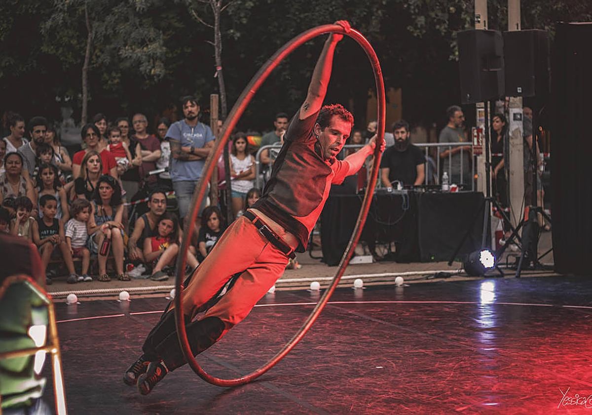 Espectáculo callejero Kobre3, de Zirkozaurre