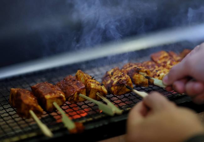 La carne de pollo cultivada que se sirve en el restaurante China Chilcano de José Andrés, en Washington DC.