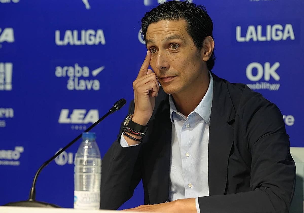 Sergio Fernández durante la presentación de Giuliano Simeone.