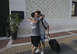 Antonio Blanco se abraza con Lluís Codina a su llegada a Benidorm.