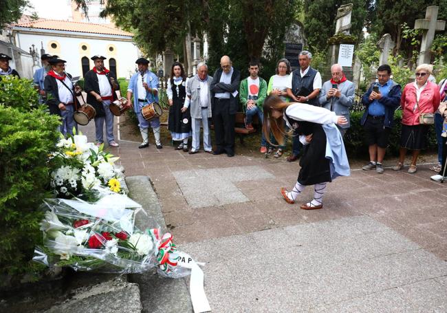 Una neska ha bailado un aurresku de honor en memoria de los que ya no están.