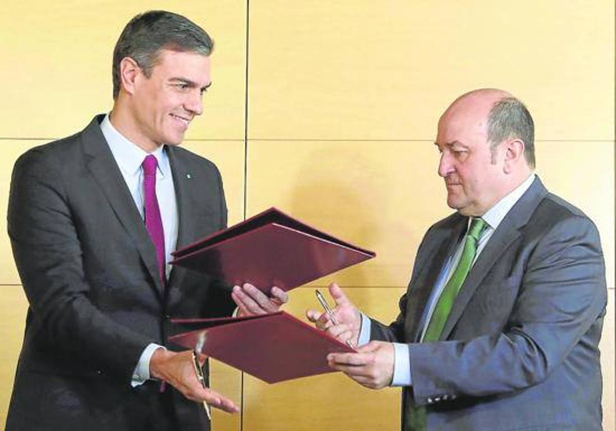 Pedro Sánchez y Andoni Ortuzar, durante la firma del acuerdo que suscribieron a finales de 2019.