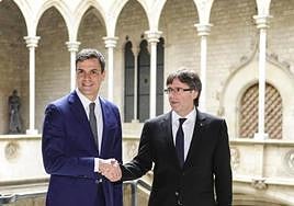 Pedro Sánchez y Carles Puigdemont, en el Palacio de la Generalitat el 15 de marzo de 2016
