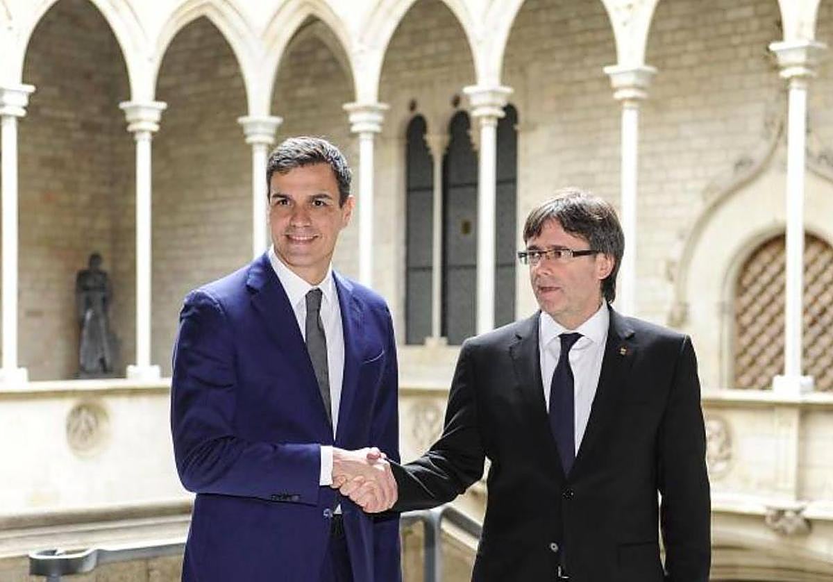 Pedro Sánchez y Carles Puigdemont, en el Palacio de la Generalitat el 15 de marzo de 2016