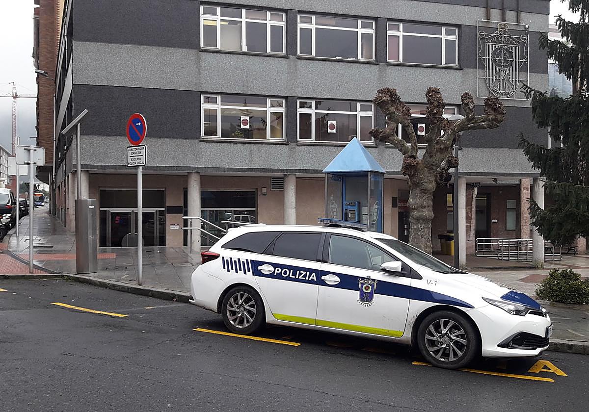 Detienen a un joven por golpear a otro en la cabeza con una barra extensible en Etxebarri