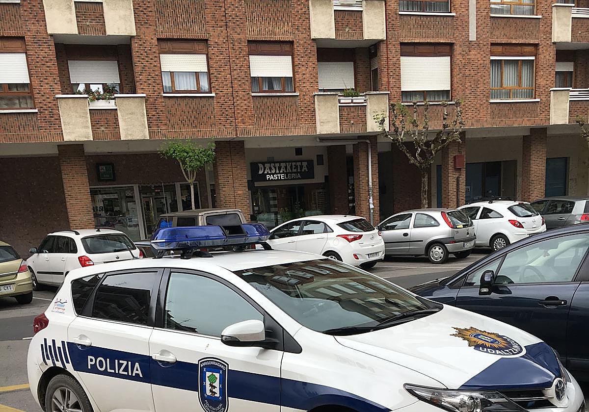 Un coche de la Guardia Urbana de Arrigoriaga estacionado junto a la casa consistorial.