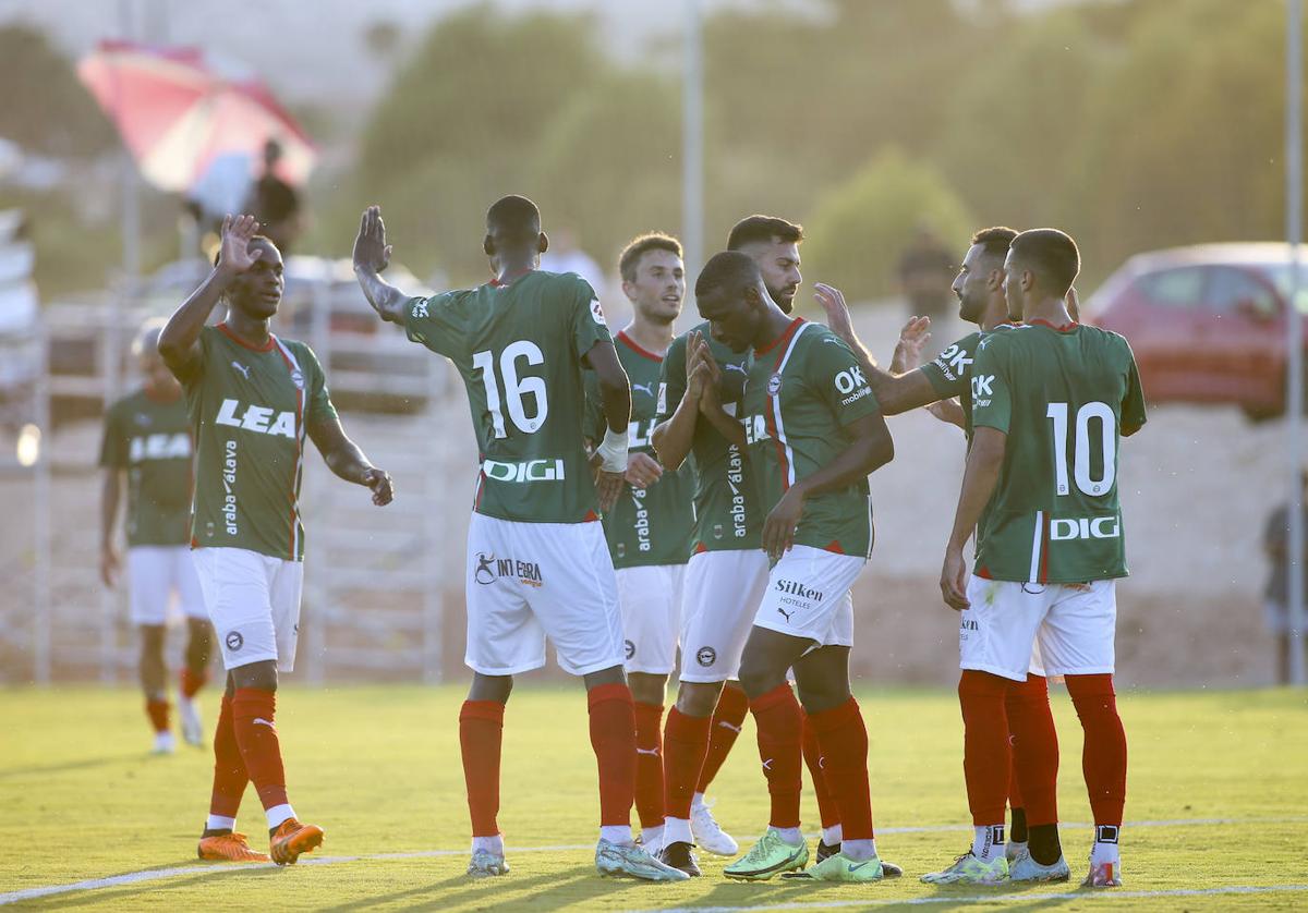 Balboa felicita a Abdallahi por construir el gol de Sylla, felicitado por el resto de sus compañeros.