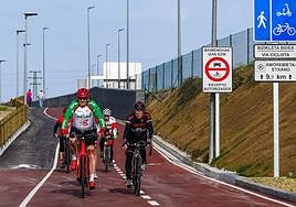 Un grupo de ciclistas circula por el primer tramo de la bicipista Ibaizabal, inaugurado el pasado mes de marzo y que une Amorebieta con Iurreta