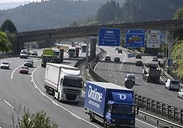 Camiones y coches por el Corredor del Txorierri.
